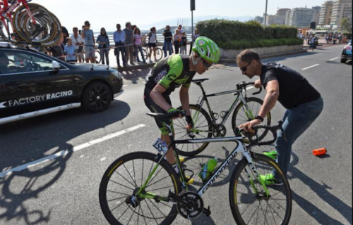 Thomas Danielson del team Cannondale-Garmin mentre si rialza dopo la caduta. Foto: Twitter