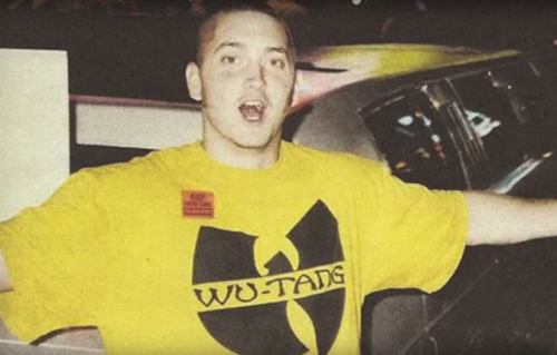 Un giovane Eminem con la maglia dei Wu-Tang. Foto via mtlblog