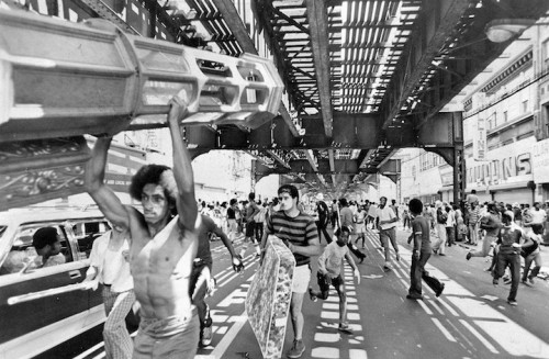 Gli abitanti di Bushwick durante il blackout del 1977. Tyrone Dukes/The New York Times