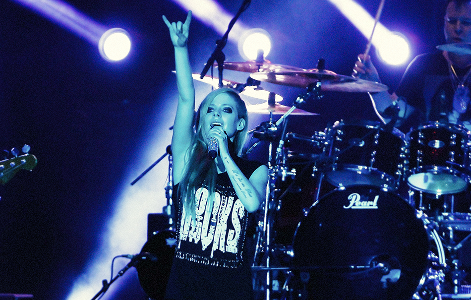 Avril Lavigne suonerà in streaming per combattere la sindrome di Lyme
