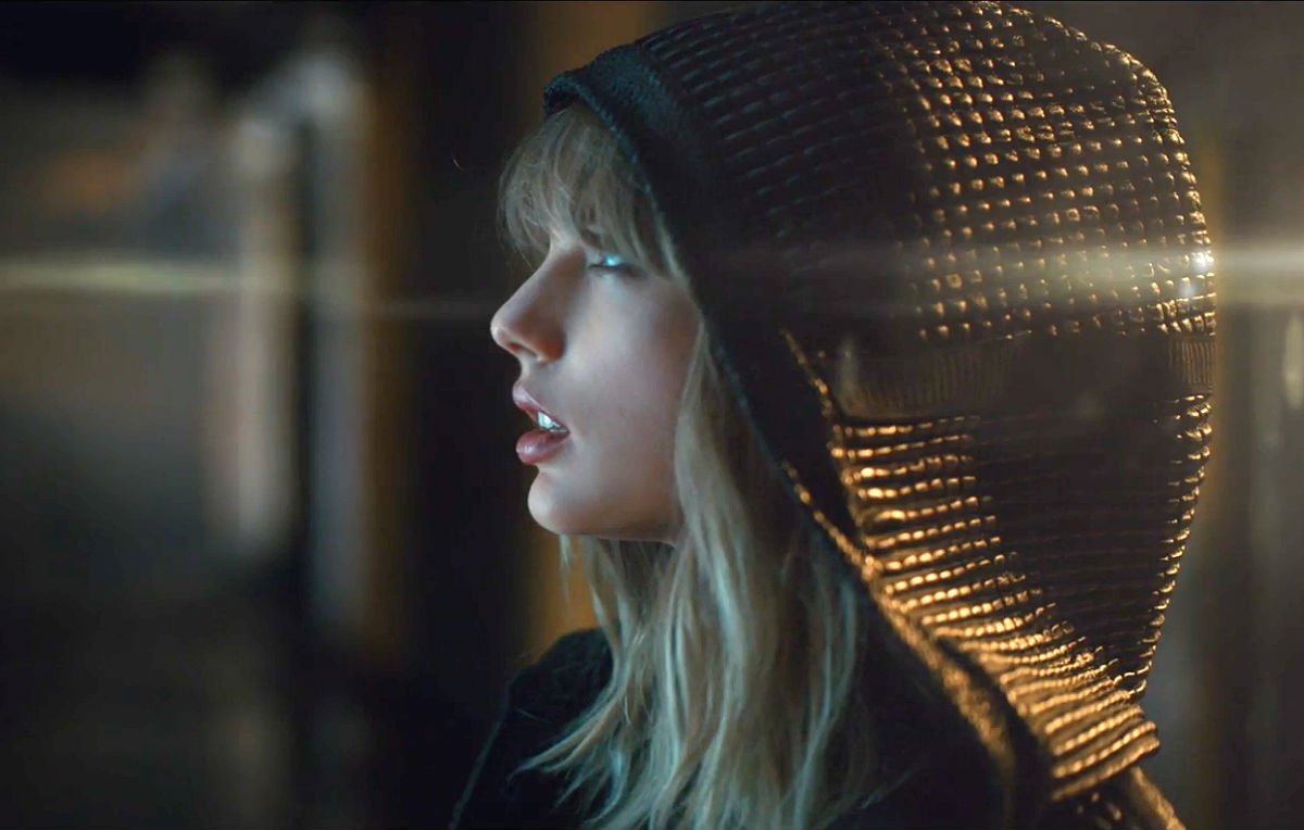 Taylor Swift vs Cyborg nudo nel nuovo video