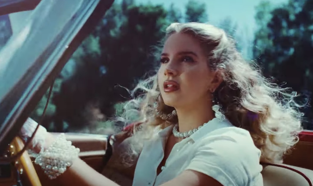 Guarda ‘chemtrails Over The Country Club Il Nuovo Video Di Lana Del