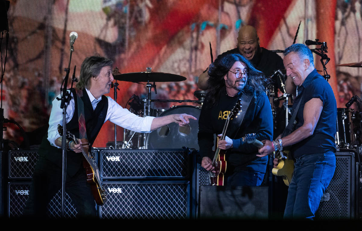 Paul McCartney scherza con Bruce Springsteen: «I concerti duravano poco, per colpa tua ci tocca suonare per ore»