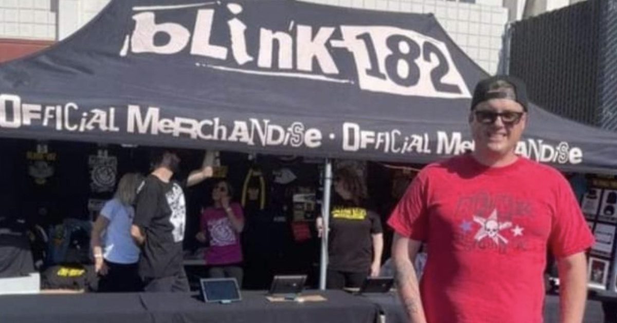 The stepson of one of Titan’s missing goes to a Blink-182 concert and Webb massacres him: “Music helps me through tough times”.