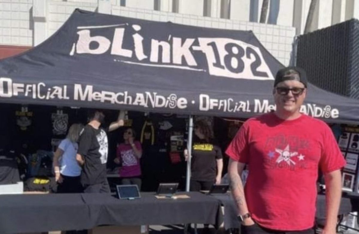 Il figliastro di uno degli scomparsi del Titan va al concerto dei Blink-182 e il web lo massacra: «La musica mi aiuta nei momenti difficili»