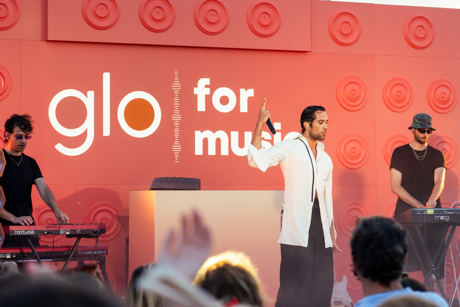 Mahmood a sorpresa per “glo for music”: «Ci siamo messi a ballare tutti insieme»