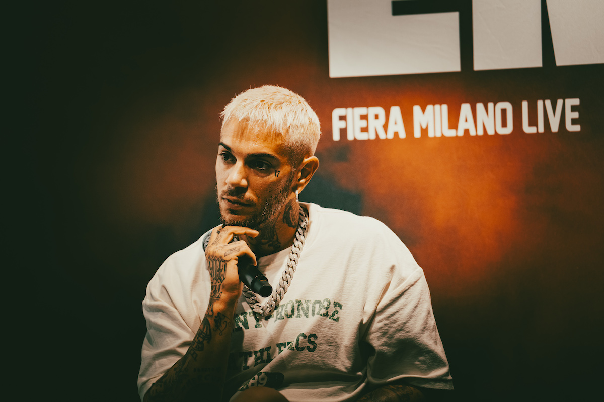 Emis Killa festeggia i primi 15 anni di carriera con un mega evento il 2 settembre: «Ho sempre fatto un passo per volta»