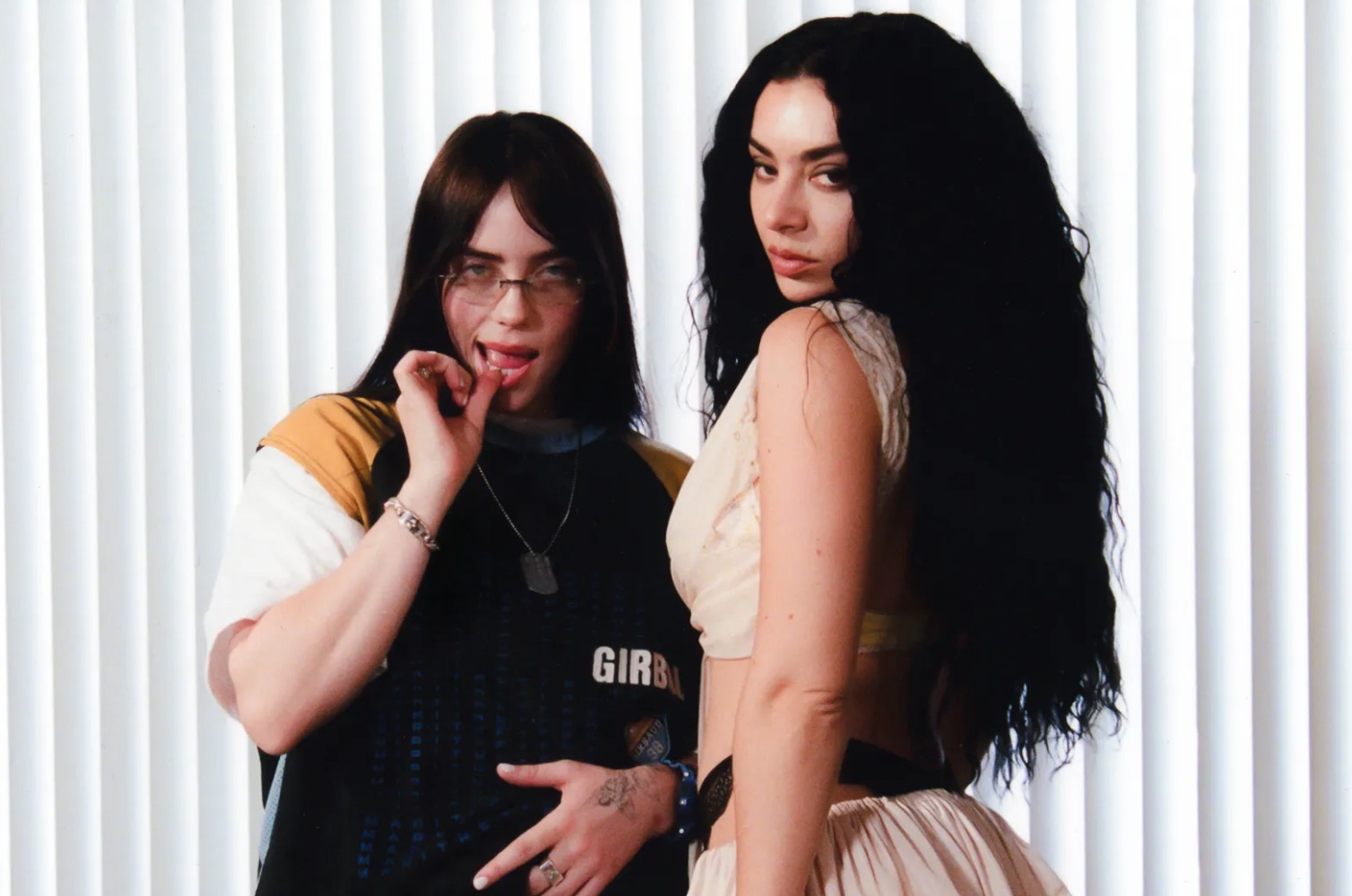 Charli XCX, per il remix di ‘Guess’ arriva Billie Eilish: guarda il video