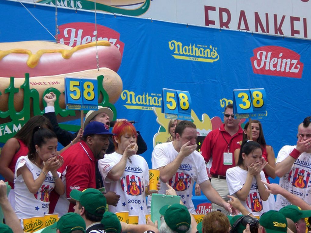 La gara di mangiatori di hot dog del 4 luglio a Coney Island