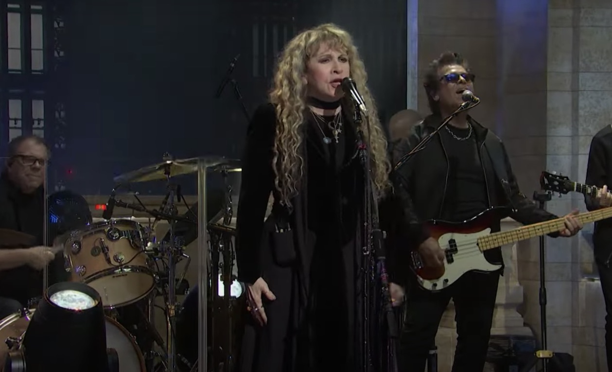 Stevie Nicks torna al ‘SNL’ 40 anni dopo e canta per i diritti delle donne