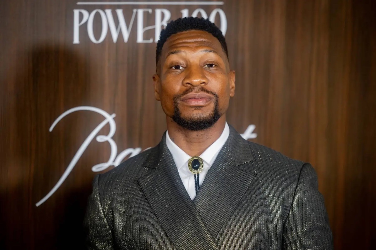 Jonathan Majors, l’ex fidanzata ha fatto cadere le accuse di aggressione e diffamazione contro l’attore