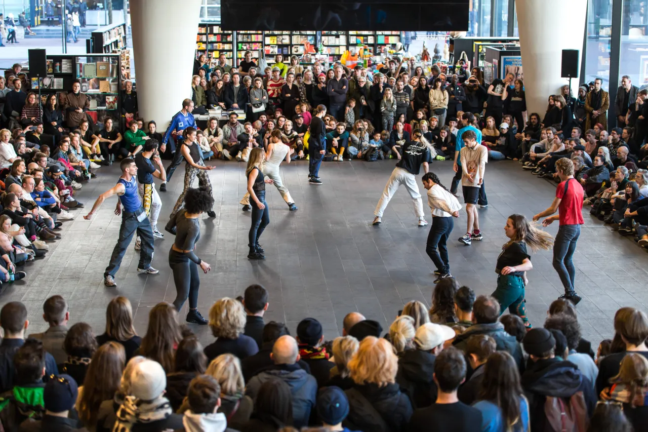 Il contemporaneo è una danza a ritmo di rave