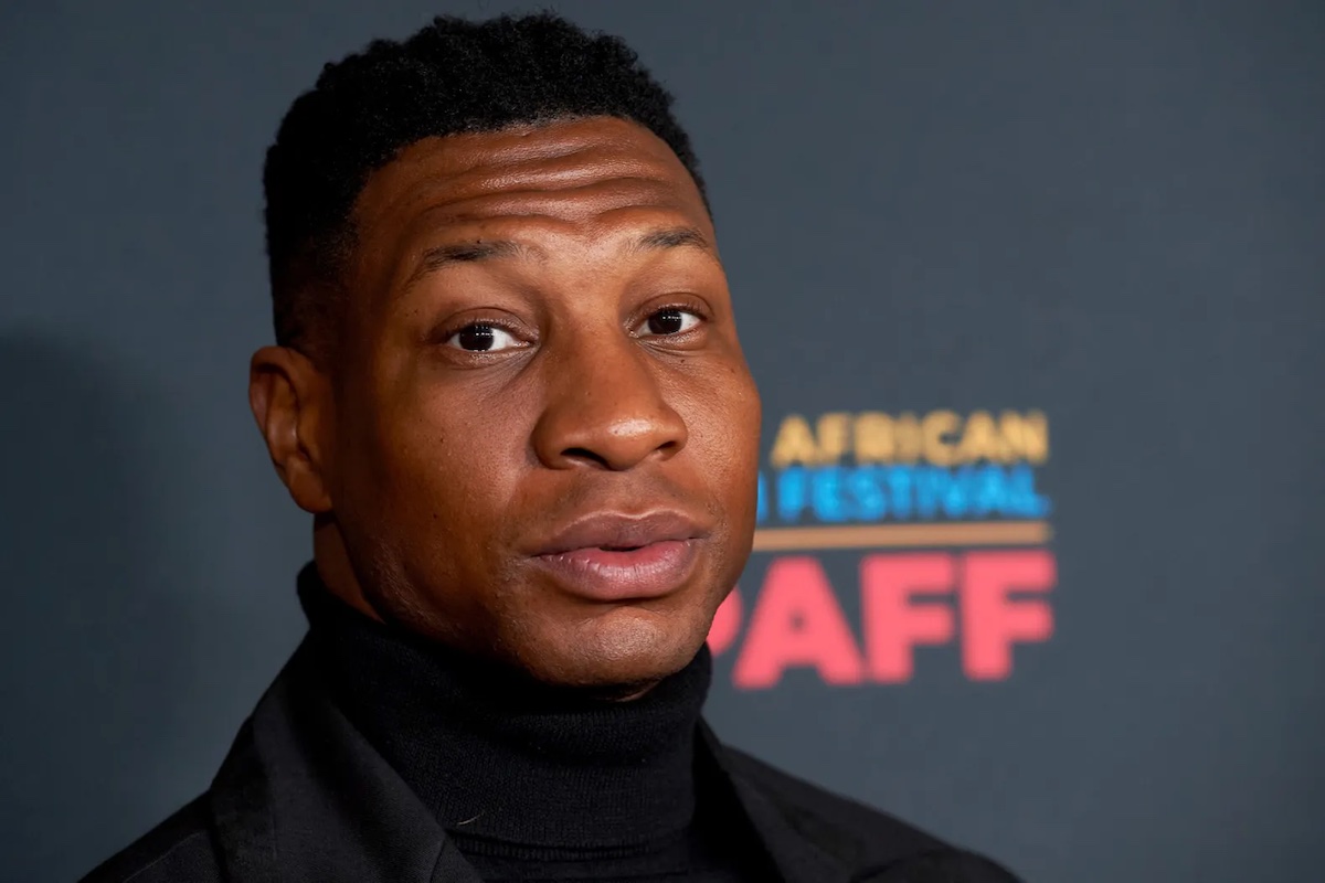 Jonathan Majors ha ammesso di aver provato a soffocare un’ex fidanzata in una nuova registrazione